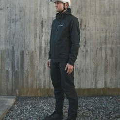 POC SPORTS M's Motion Rain Jacket -cykelaffär 52323 1002 Ms MotionRainJacket UraniumBlack 2