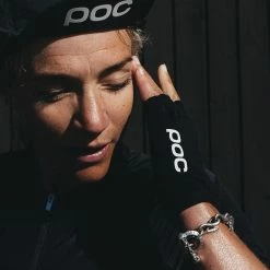 POC Essential Short Glove -cykelaffär Essential 20Short 20Glove 20Uranium 20Black 4 b8b4e34b 3507 4620 9828 c54851d6dfbf scaled