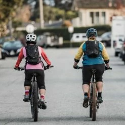 POC Essential MTB Strong Sock Mid 11 POC Essential MTB Strong Sock Mid -cykelaffär Essenttial MTB SOCK Uranium Black 3 scaled