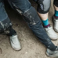 POC Resistance Pro DH Pants 10 POC Resistance Pro DH Pants -cykelaffär Resistance DH Pants Uranium Black 3 scaled